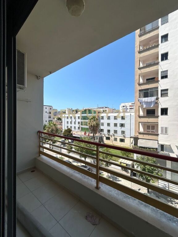 APARTAMENT 2+1 PER QIRA ,TEK DREJTORIA E POLICISE DURRES!