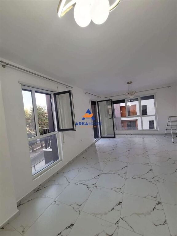 JEPET AMBIENT ME QERA 100M2 "PRANË GJYKATËS SË SHKALLËS SË PARË DHE SPITALIT USHTARAK" 800 EURO