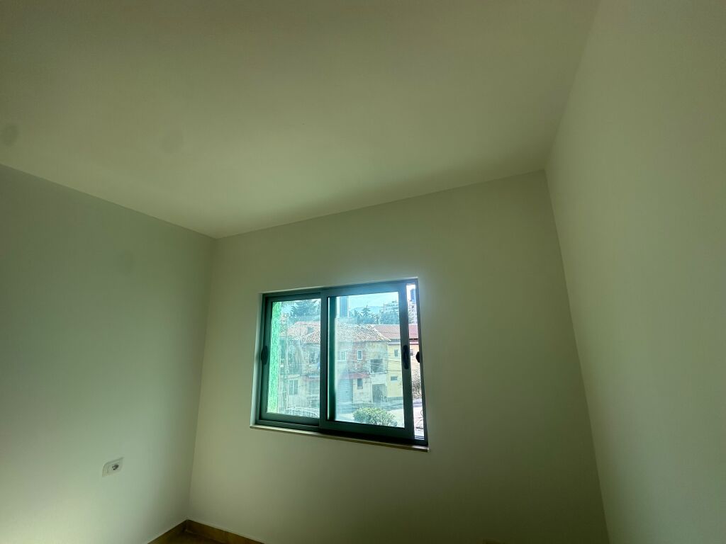 Affittasi 1+1 per ufficio in via Durresit