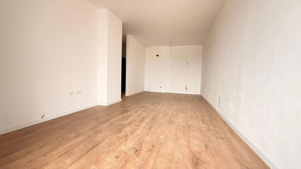 Apartament 2+1+post parkimi per shitje tek 5 Maji !