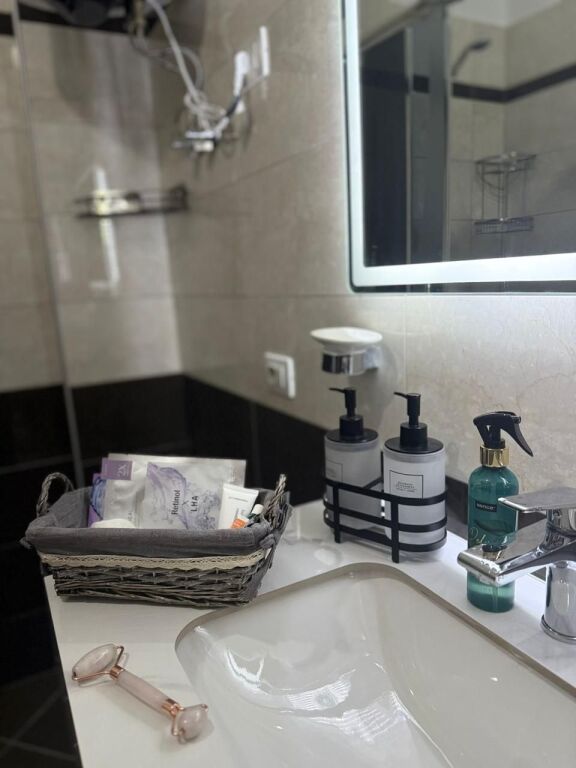 app per qera, 1+1.  kati 3 pallati Tibo perball delijorgjit  Qera 70000 lek/muaj