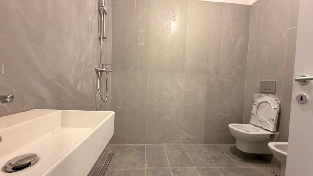 Apartament 2+1+post parkimi per shitje tek 5 Maji !