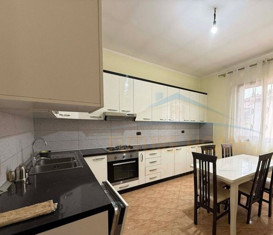 Affitto, Casa Privata 2+1 + 2 Posti Auto, Via “Ferhat Draga”, Laprakë