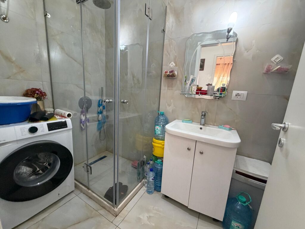 Shitet Apartament 2+1+ballkon tek Kompleksi Mangalem