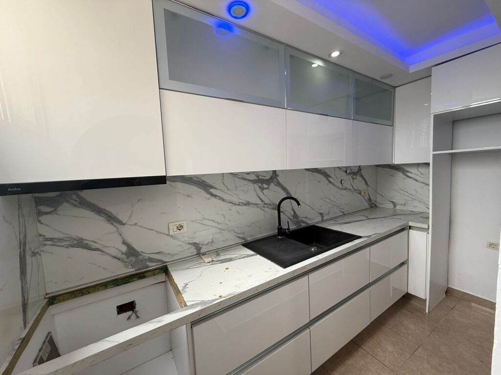 Shitet Apartament 2+1 pranë Ambulancës 9, në Rrugën e Kavajës