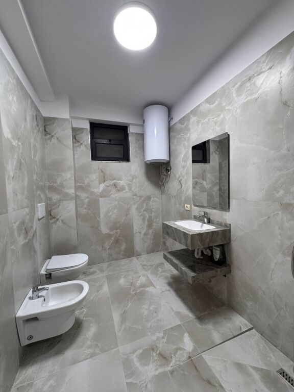 Apartament 2+1  per shitje tek zona e Astirit, prane Arc Hotel.  