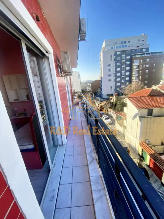 🏡 Jepet me qera apartament 2+1 – Pazari i Ri, Tiranë