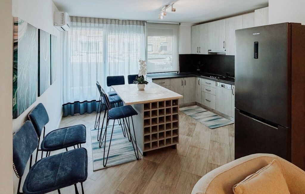 🏡 Apartament Ekskluziv 2+1 me Garderobë me Qira në Qendër (Myslym Shyri)