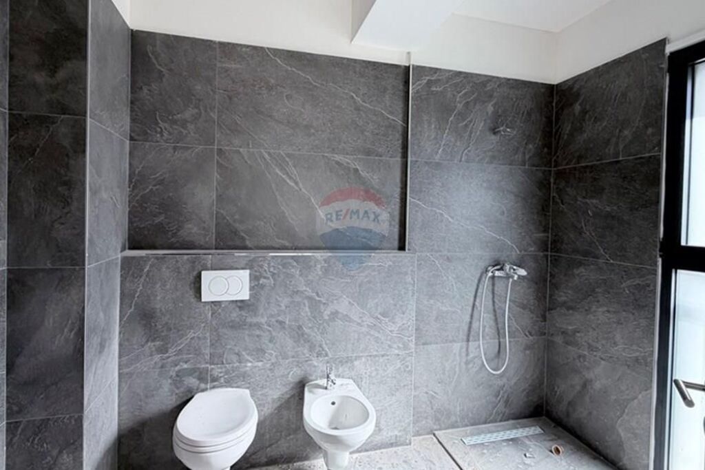 Apartament - Për Qira - Bulevardi i Ri, Tiranë