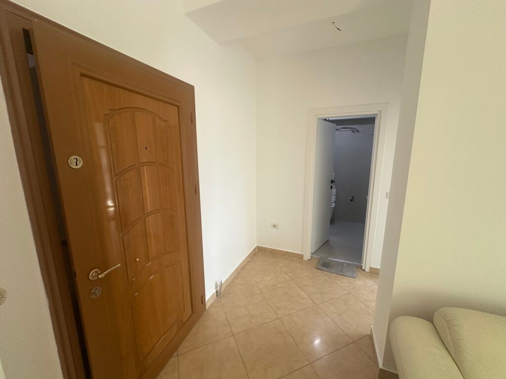 Affittasi 1+1 per ufficio in via Durresit