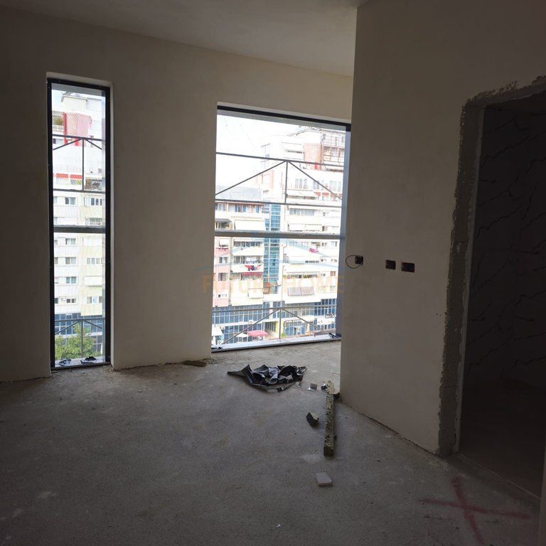 Shitet, Apartament 2+1+2, Laprake,Tiranë
