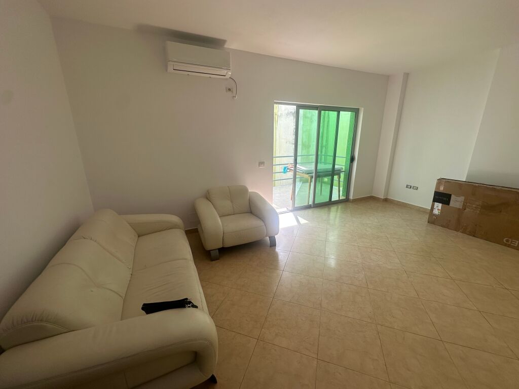 Affittasi 1+1 per ufficio in via Durresit