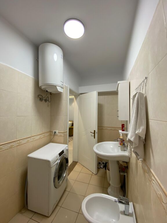 Shitet Garsionere Tek Shkembi i kavajes