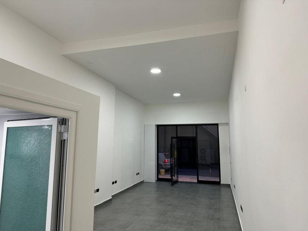 JEPET ME QERA AMBIENT BIZNESI QENDER, DURRES