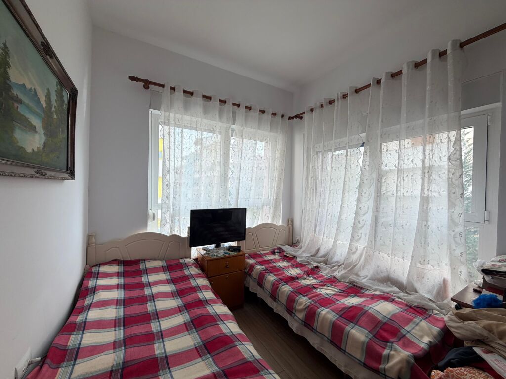 Shitet Apartament 2+1+ballkon tek Kompleksi Mangalem