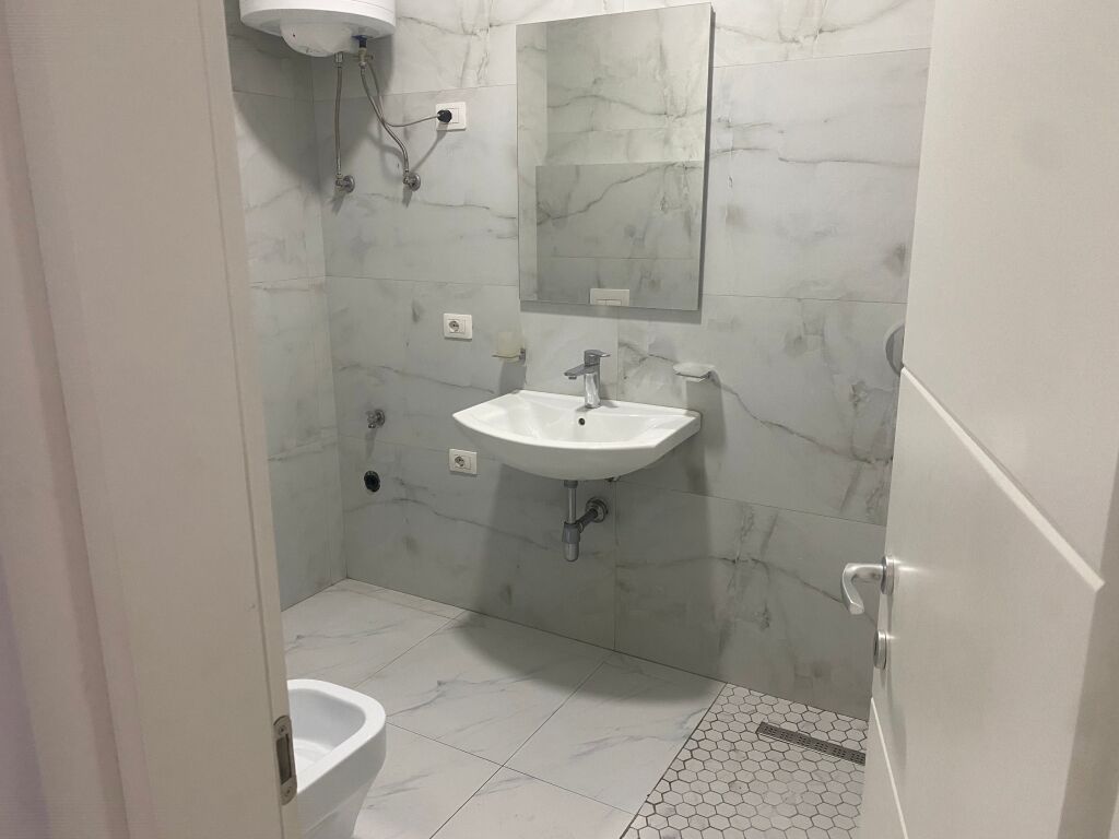 Jepet me qira apartament 2+1+2 tek Rruga e Kosovarëve