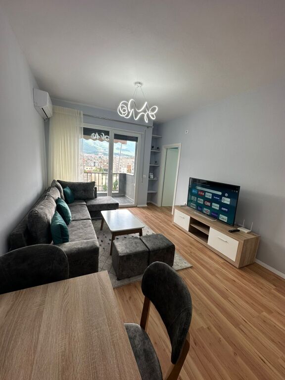 🏢Rruga 5 Maji,prane Shkolles Tirana Jone jepet me qera apartament 2+1,i mobiluar 60,000Leke