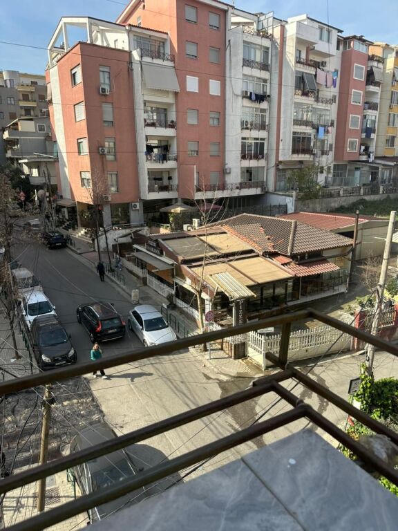 Perballe qendres Kristal pallati Big Marketit, e rikonstruktuar, 2+1+ lavanderi + ballkon