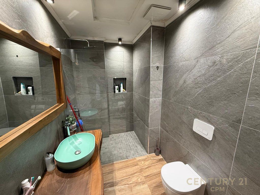 TE KOMUNA E PARISIT PRAN KRISTAL CENTER JAPIM APARTAMENT 2+1 ME QIRA 1,100 € /Muaj