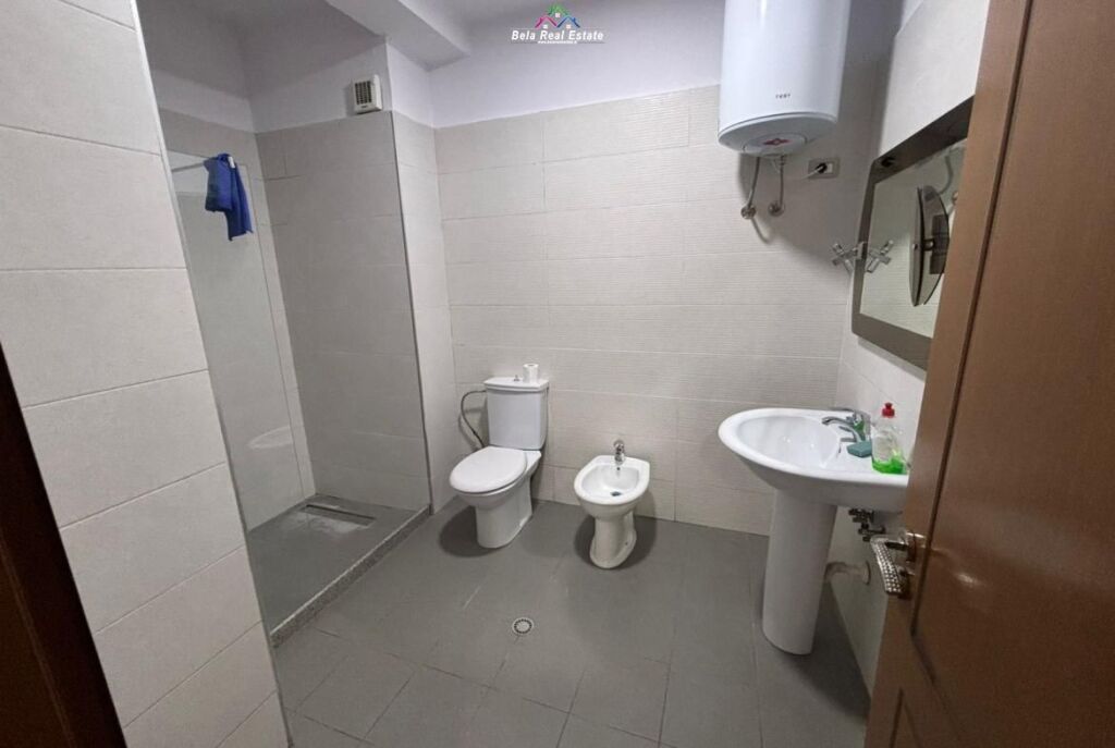 Ufficio in Affitto presso il Comune di Parigi (ID BZ2869) Tirana