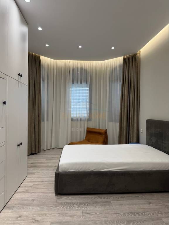 Qera, Vile 4-katëshe, Liqeni I Thatë, Tiranë