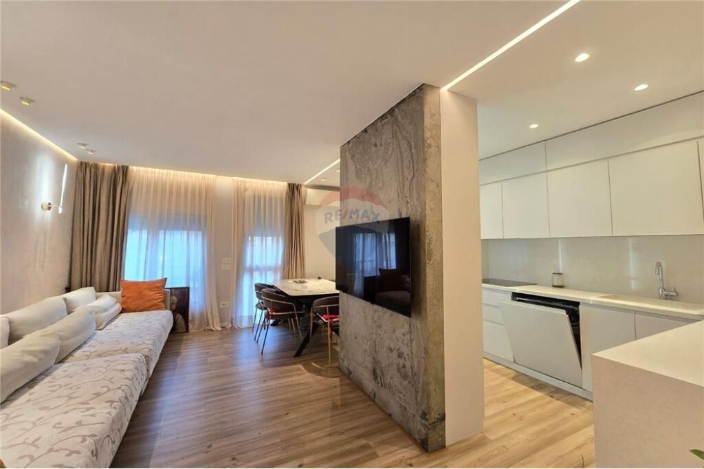 Apartament - Për Qira - 9 Katëshet, Tiranë