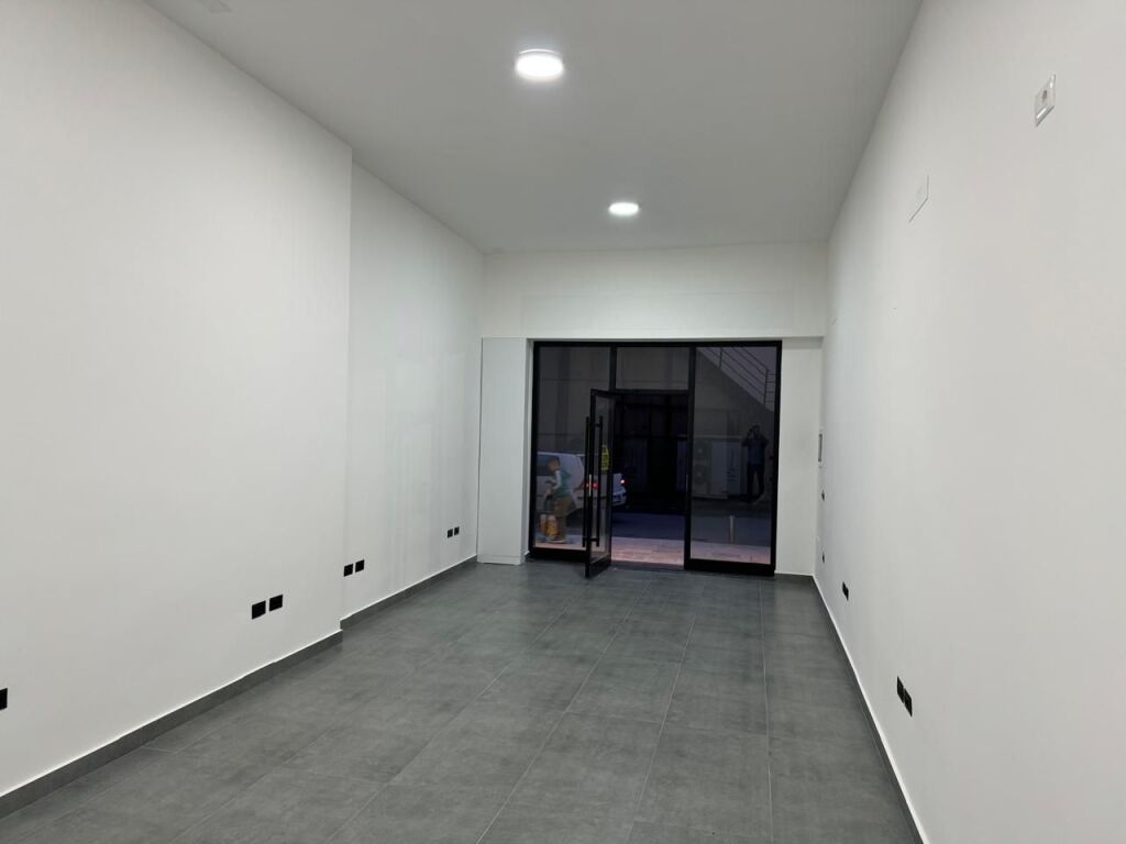 JEPET ME QERA AMBIENT BIZNESI QENDER, DURRES