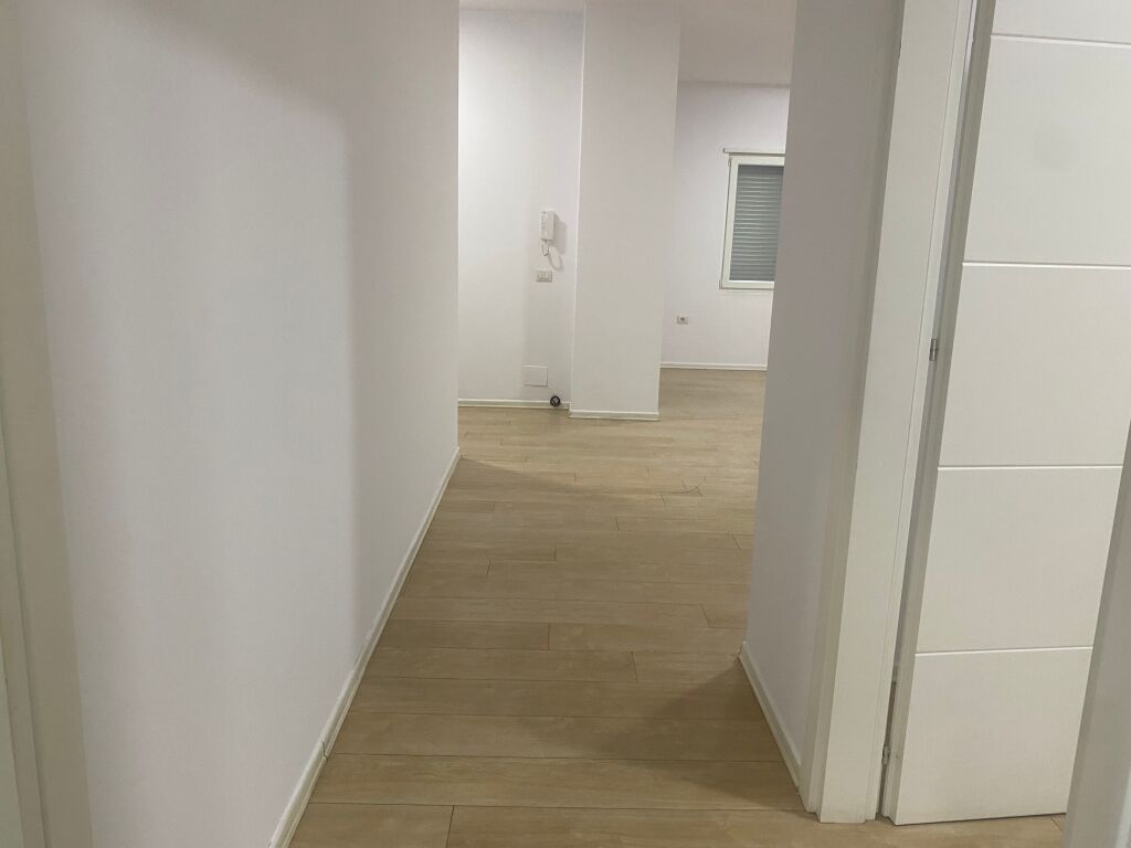 Jepet me qira apartament 2+1+2 tek Rruga e Kosovarëve