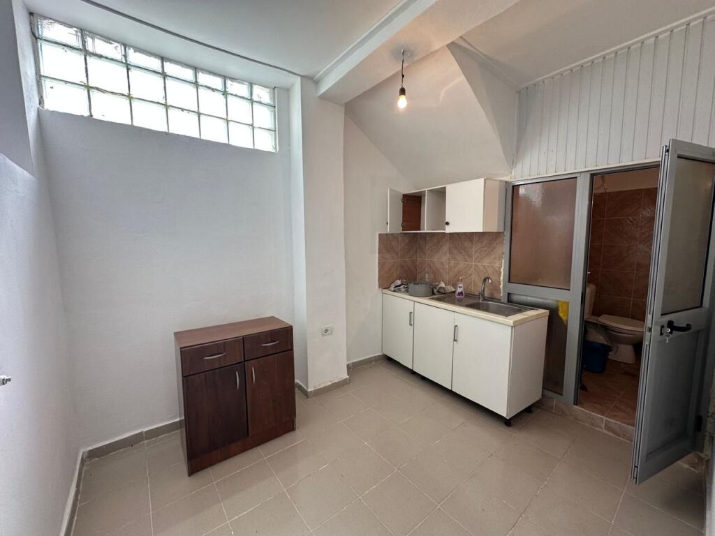 🏡Rruga Barrikadave,jepet me qera kati i pare i nje vile 1+1,pjeserisht e mobiluar 50,000 Leke