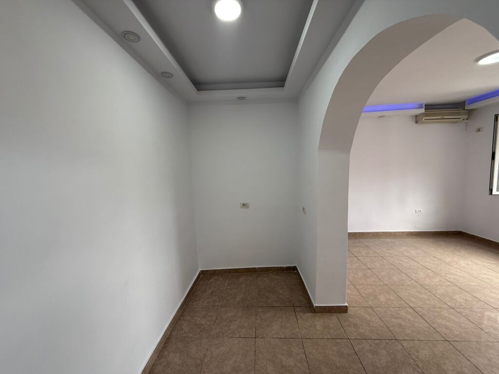 Shitet Apartament 2+1 pranë Ambulancës 9, në Rrugën e Kavajës