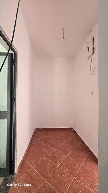 SHITEN 2 DYQANE BUZE RRUGE KRYESORE, DURRES!!