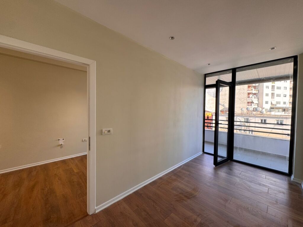 Apartament 2+1  per shitje tek zona e Astirit, prane Arc Hotel.  