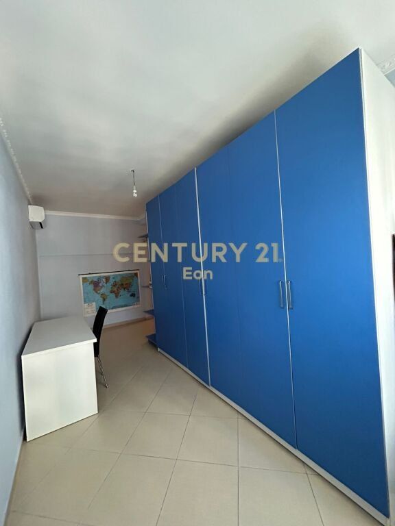 APARTAMENT 2+1 PER QIRA ,TEK DREJTORIA E POLICISE DURRES!