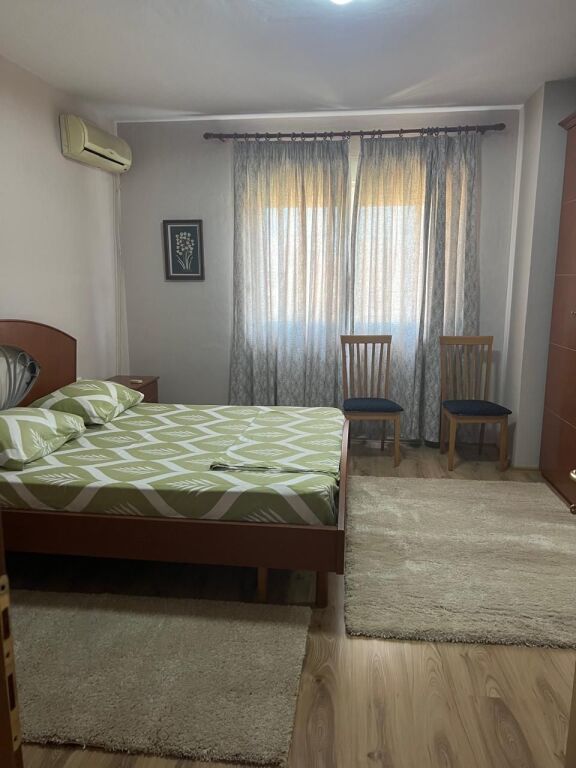 Jepet me qira 1+1 ,Ambasada Amerikane