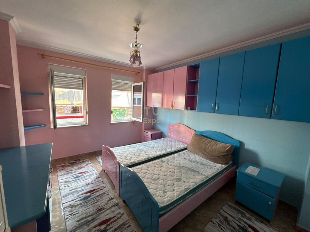 SHITET APARTAMENT 2+1+GARDEROBË – KOMPLEKSI COLOMBO 2, LIQENI I THATË