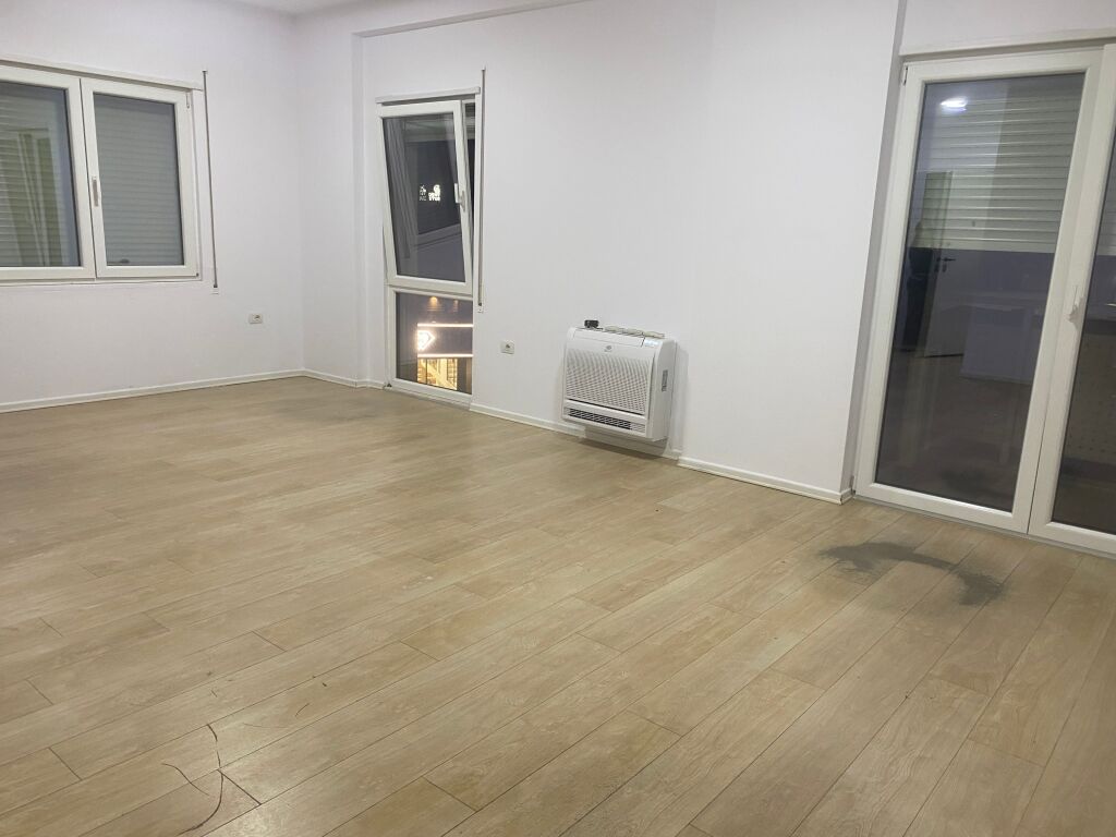 Jepet me qira apartament 2+1+2 tek Rruga e Kosovarëve
