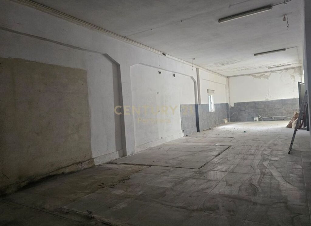 Locale Commerciale in Affitto