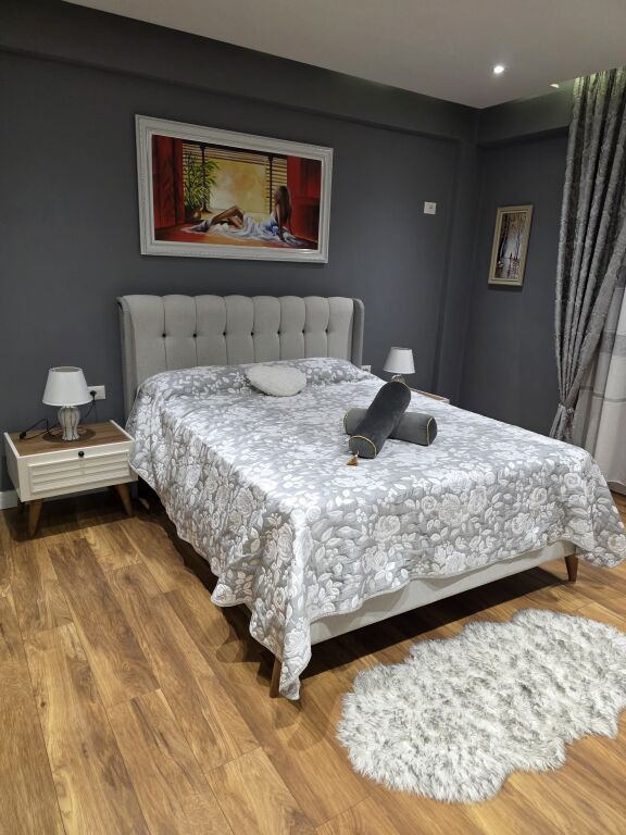 Jepet me qira apartament 1+1 Prane Gjimnazit “Petro Nini Luarasi”