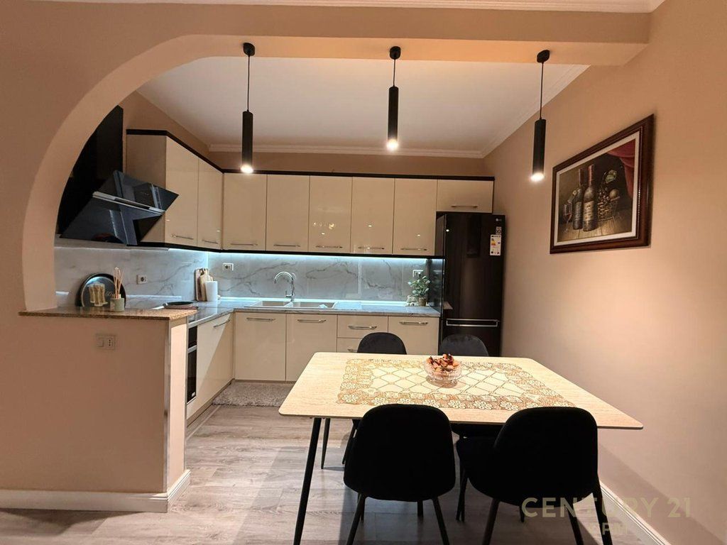 Apartment 2+1 for rent at Komuna e Parisit