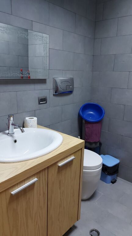 Zyre per shitje prane liceut, rruga Elbasanit