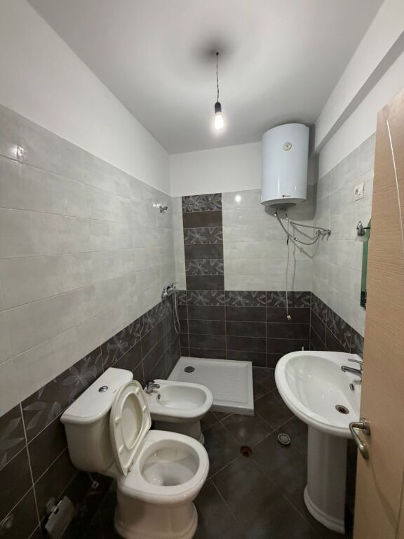 Shitet super apartament në Shkëmbin e Kavajës! 🌊 2+1