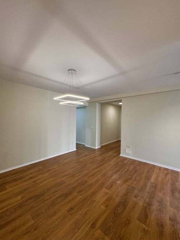 Apartament 2+1  per shitje tek zona e Astirit, prane Arc Hotel.  