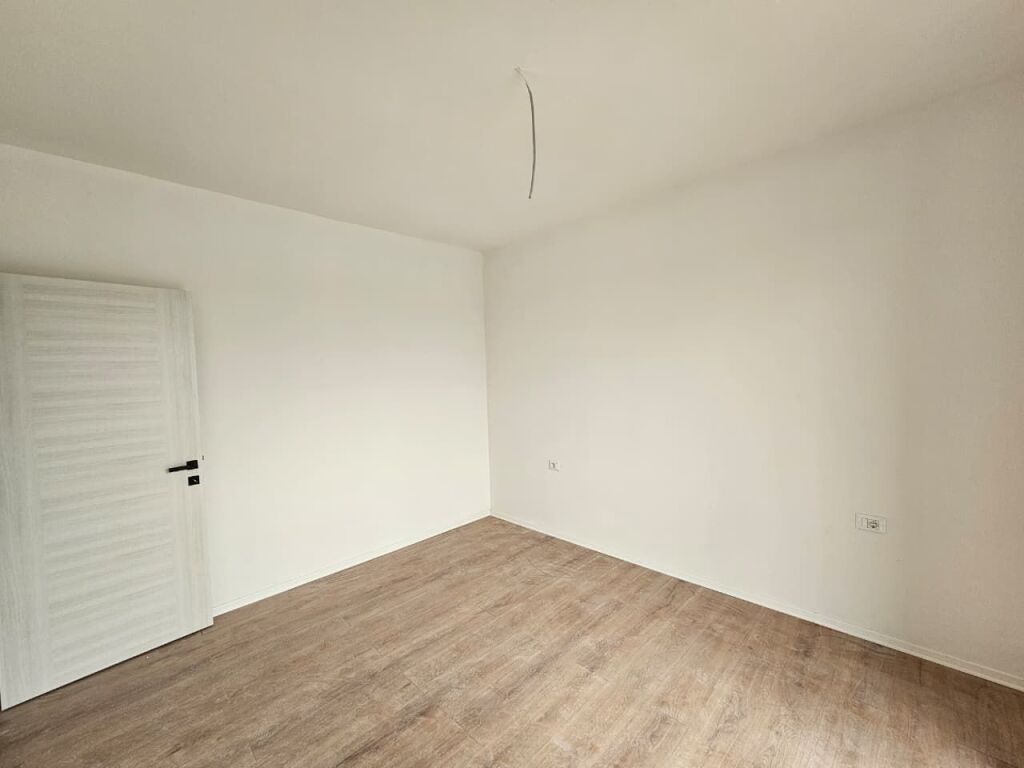 Shitet Apartament 1+1, Paskuqan
