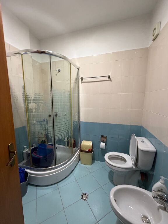 ~Qera ,Apartament 2+1  📍Yzberisht prane Big market ~Kati 2 me ashensor ~Cmimi 450 ne muaj i padiskutueshem