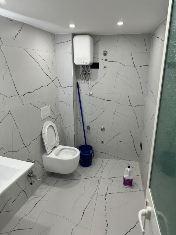 JEPET ME QERA AMBIENT BIZNESI QENDER, DURRES