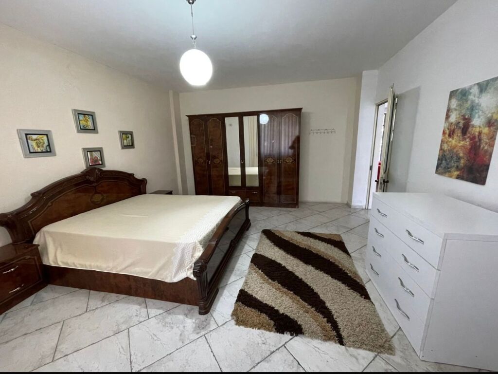 Casa 2+1+2 in affitto, vicino alla Scuola Rossa, via Qemal Stafa, 650 mila lek