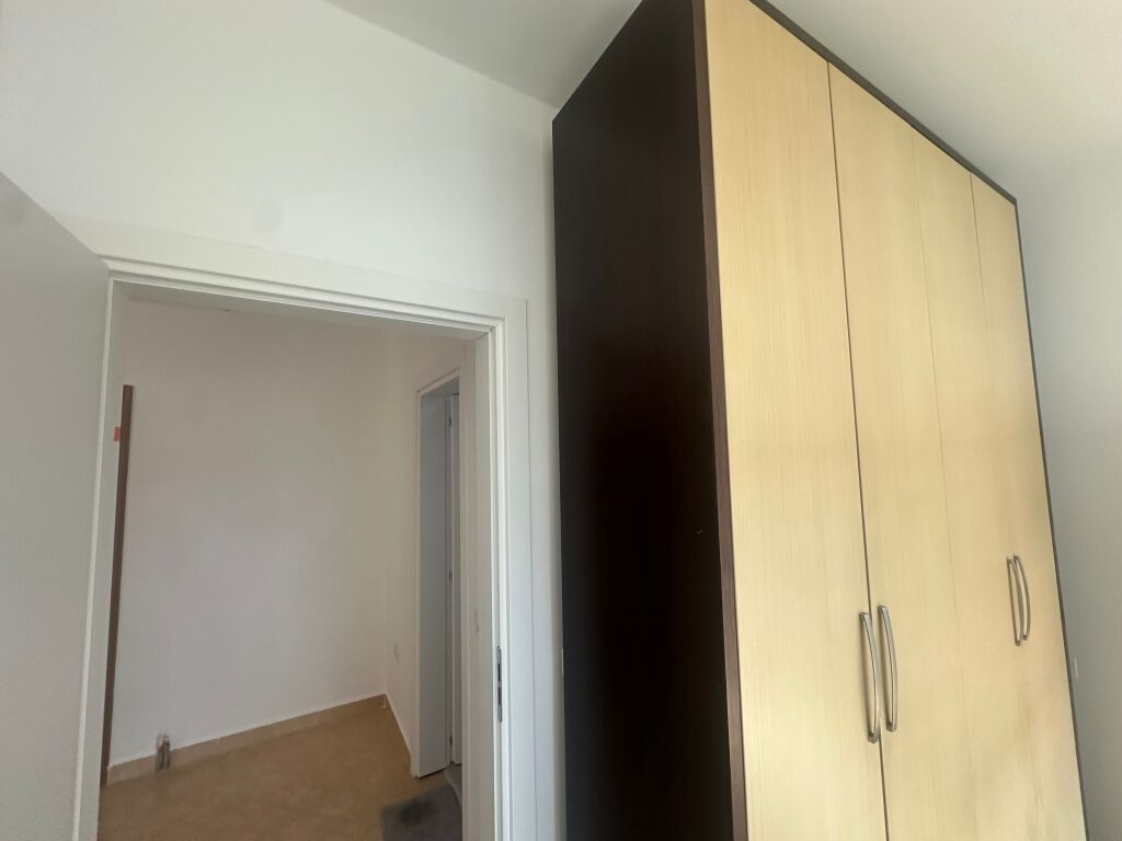 Affittasi 1+1 per ufficio in via Durresit