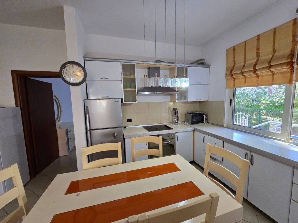 APARTAMENT 2+1 ME OBORR PER SHITJE TEK LURA 1