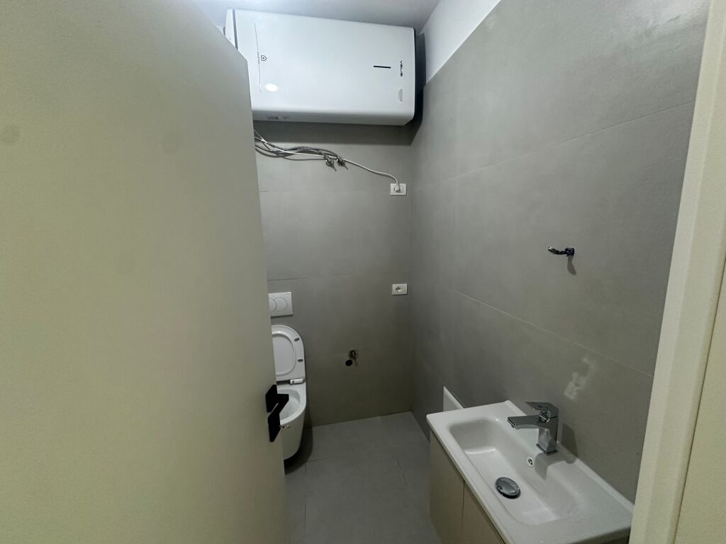 Affittasi 1+1 per ufficio in via Durresit