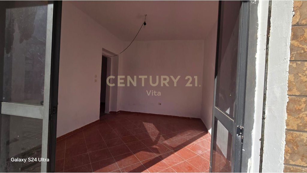 SHITEN 2 DYQANE BUZE RRUGE KRYESORE, DURRES!!